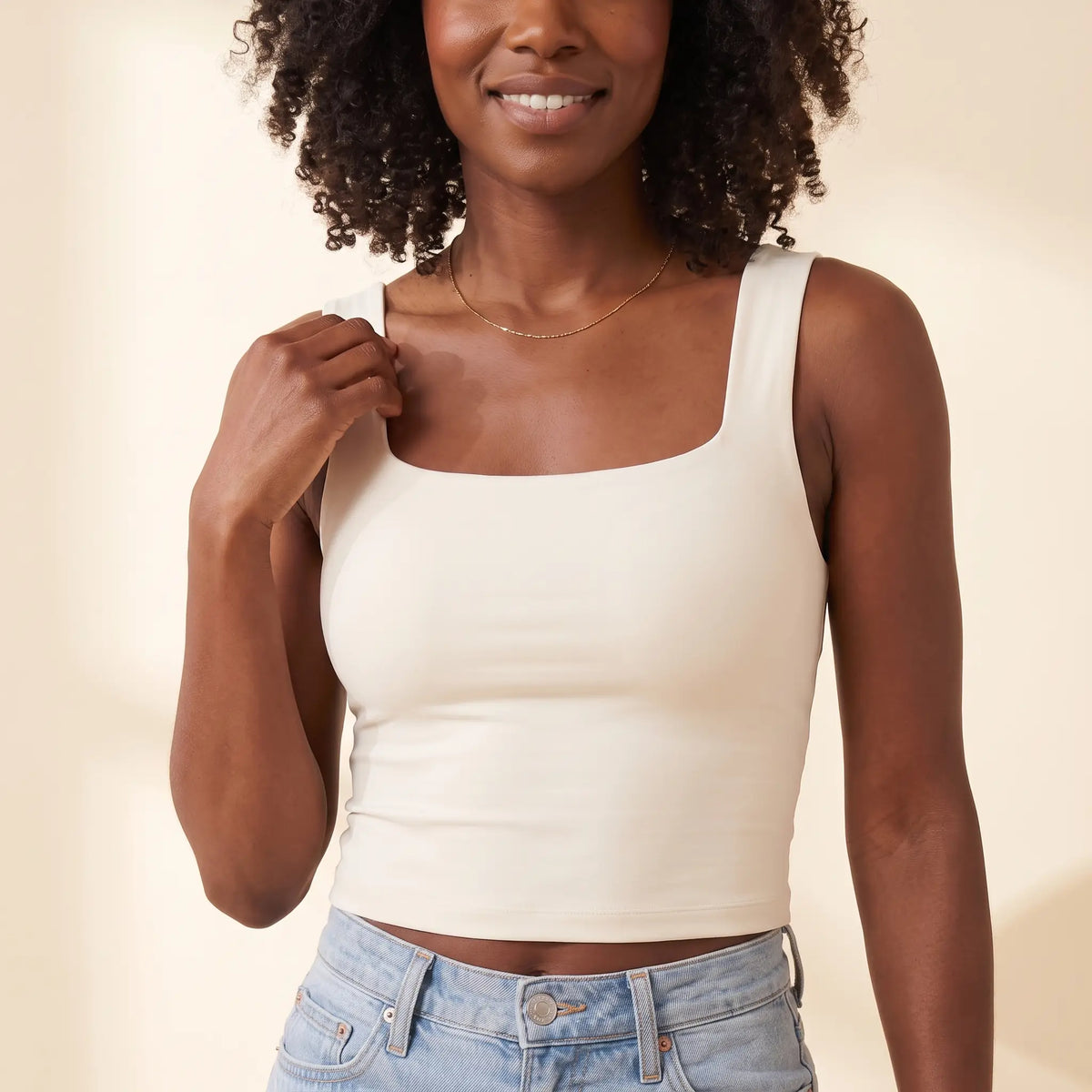 Close-up of the Ivoire ivory Kischt Elodie crop tank showing the square neckline, wide straps and a smooth front with the built-in bra hidden inside