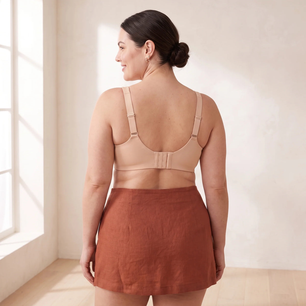 Back view of the Crème nude beige Kischt Margaux minimizer bra with adjustable straps and a smooth hook-and-eye back band